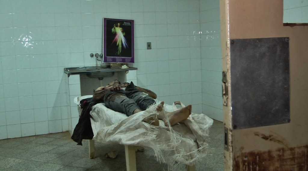 El cuerpo de la victima en la morgue del hospital regional