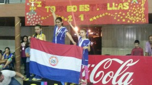 Con orgullo, las nenas portan la bandera paraguaya.
