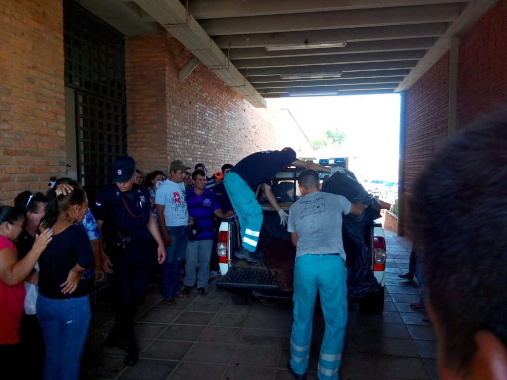 Los restos llegando a la morgue del Hospital Regional/Foto Concepción al Día