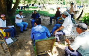 El Ing. Édgar Galarza, de SENASA – BID, dialogando con los pobladores de San Marcos Torales – Concepción.