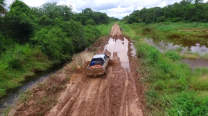 Agua y lodo. El camino a Toro Pampa tiene varias de estas trampas para los vehículos.