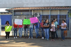 Manifestación. Un grupo de alumnos se animaron a reclamar la entrega de sus documentos.