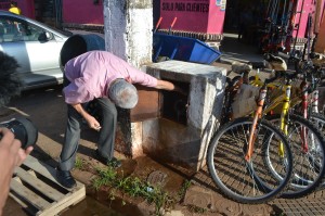 En espera de respuestas. Un comerciante muestra la escasa presión con que sale el agua de la toma. La causa sería la demolición de un tanque elevado de agua que funcionaba en el Mercado.
