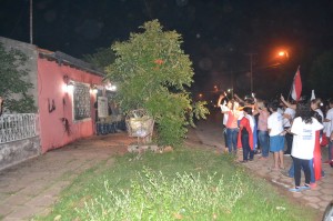 Manifestantes frente a la casa de Enrique Paniagua, donde los periodistas hicieron la cobertura